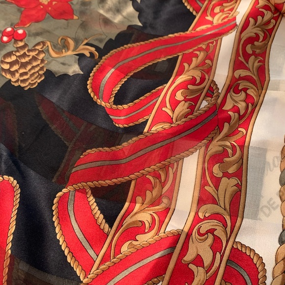 SOLD Vintage ladies holiday silk scarf - Picture 4 of 9